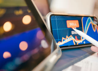 Bitcoin, Ethereum és forex opciókat vizsgáló, több piacon tevékenykedő kereskedési szakember